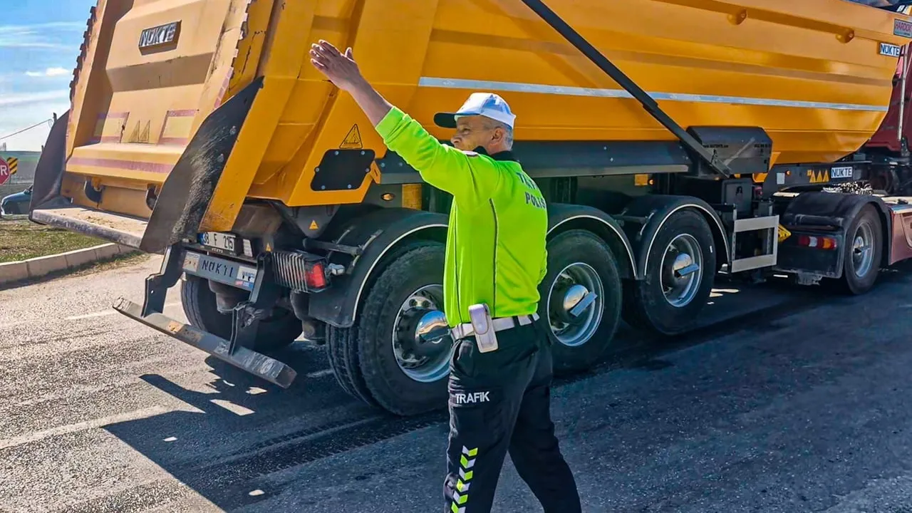 Çorum Alaca'da kavşakta hafif ticari araç ile otomobil çarpıştı: 1 yaralı