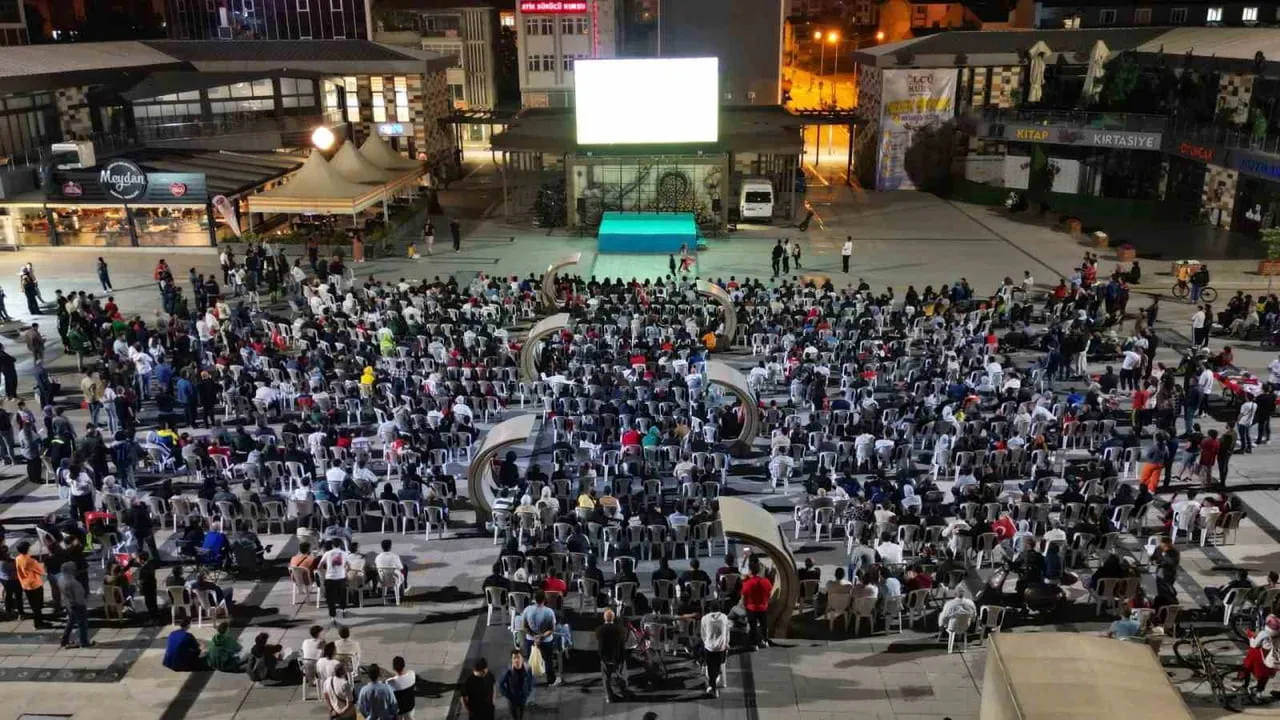 Çorum'da milli maç heyecanı: Türkiye–Kosova mücadelesi Kadeş Barış Meydanı'nda dev ekranda