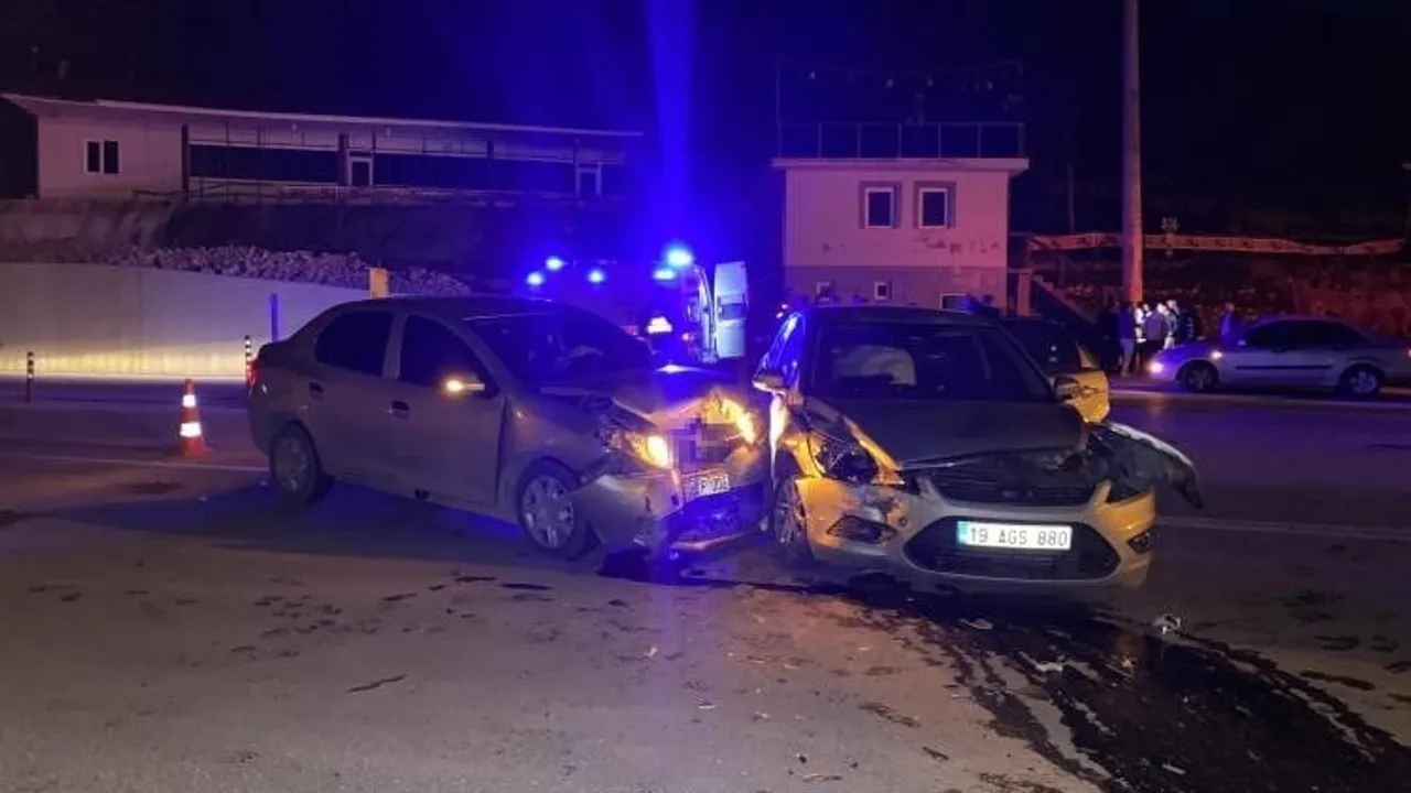 Çorum Laçin'de İki Otomobil Çarpıştı: 6 Kişi Yaralandı