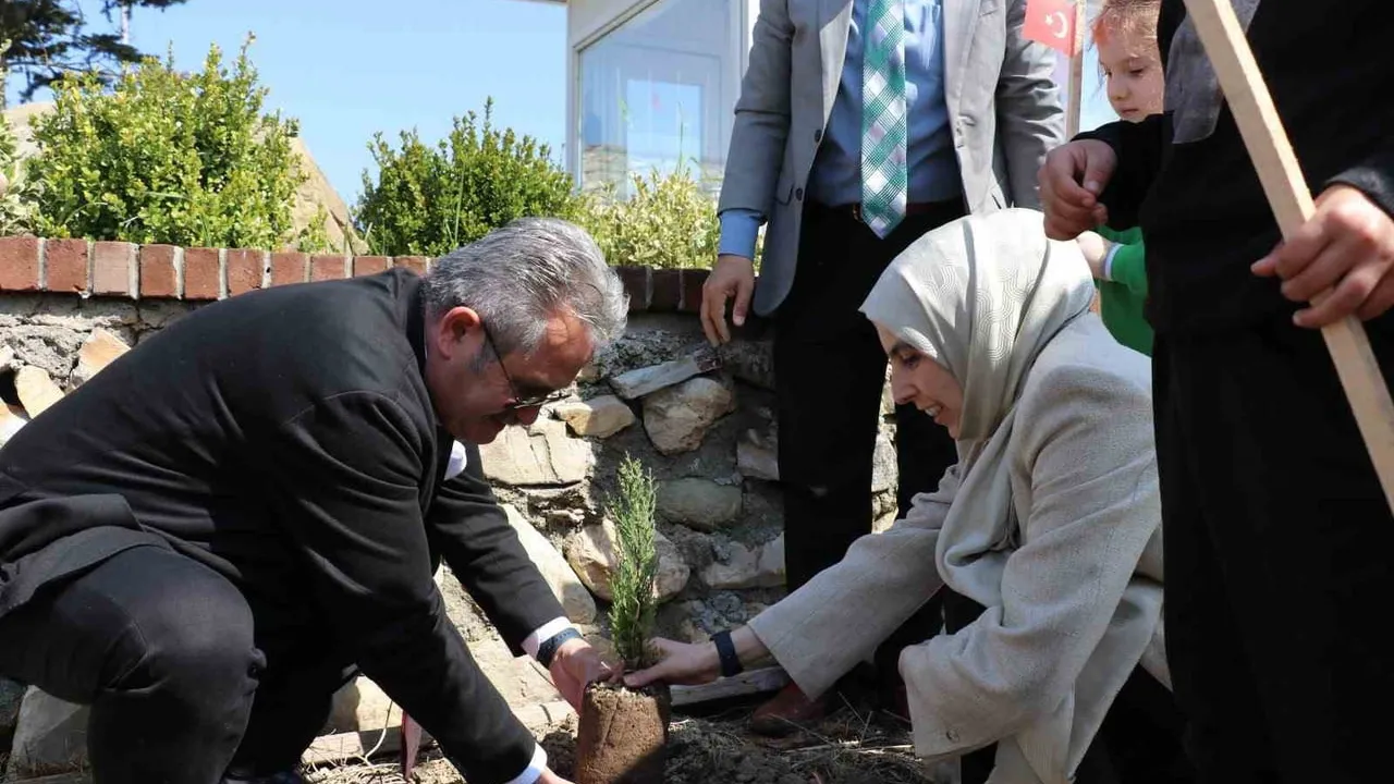 Cumayeri'nde Orman Haftası: Hilaltepe Millet Bahçesi'nde fidan dikimi