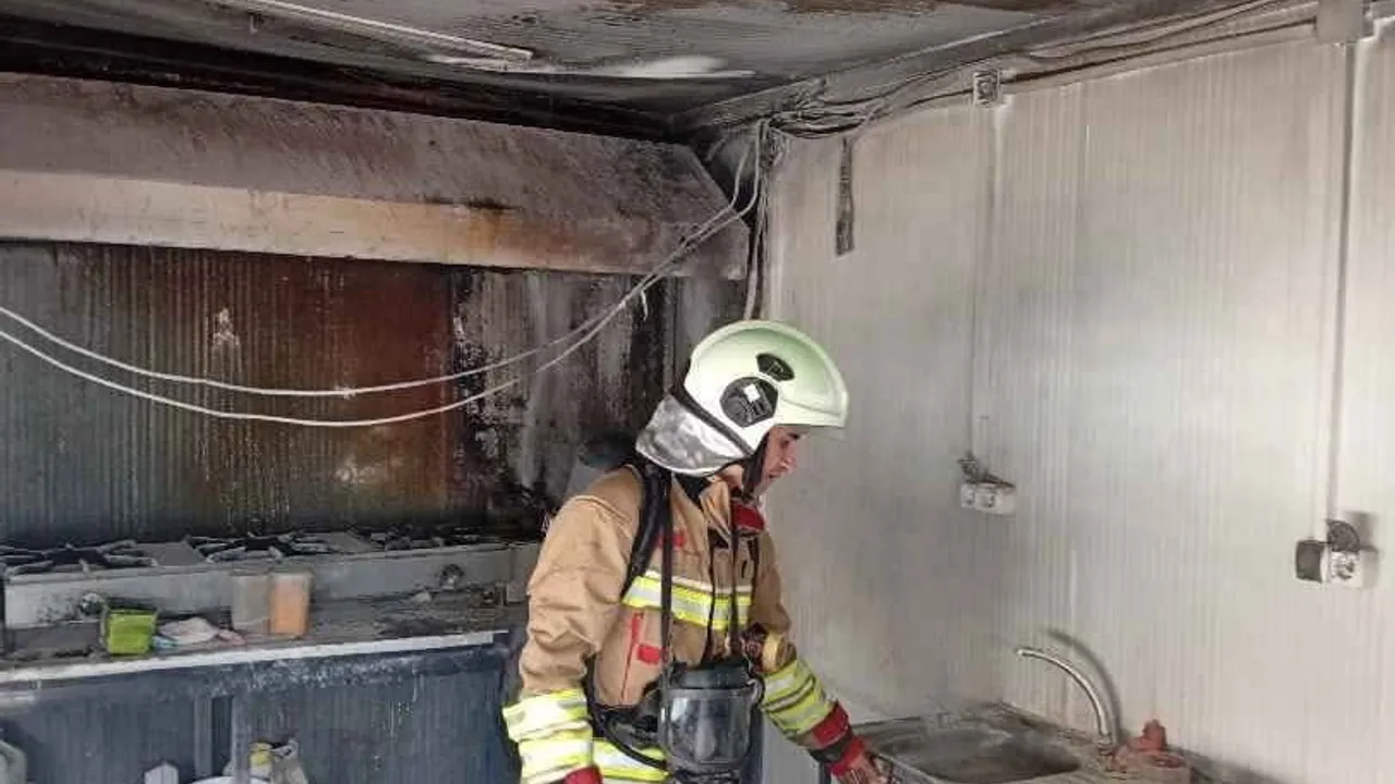 Defne'de iş yeri yangını: Çekmece Mahallesi'ndeki iş yeri kullanılamaz hale geldi