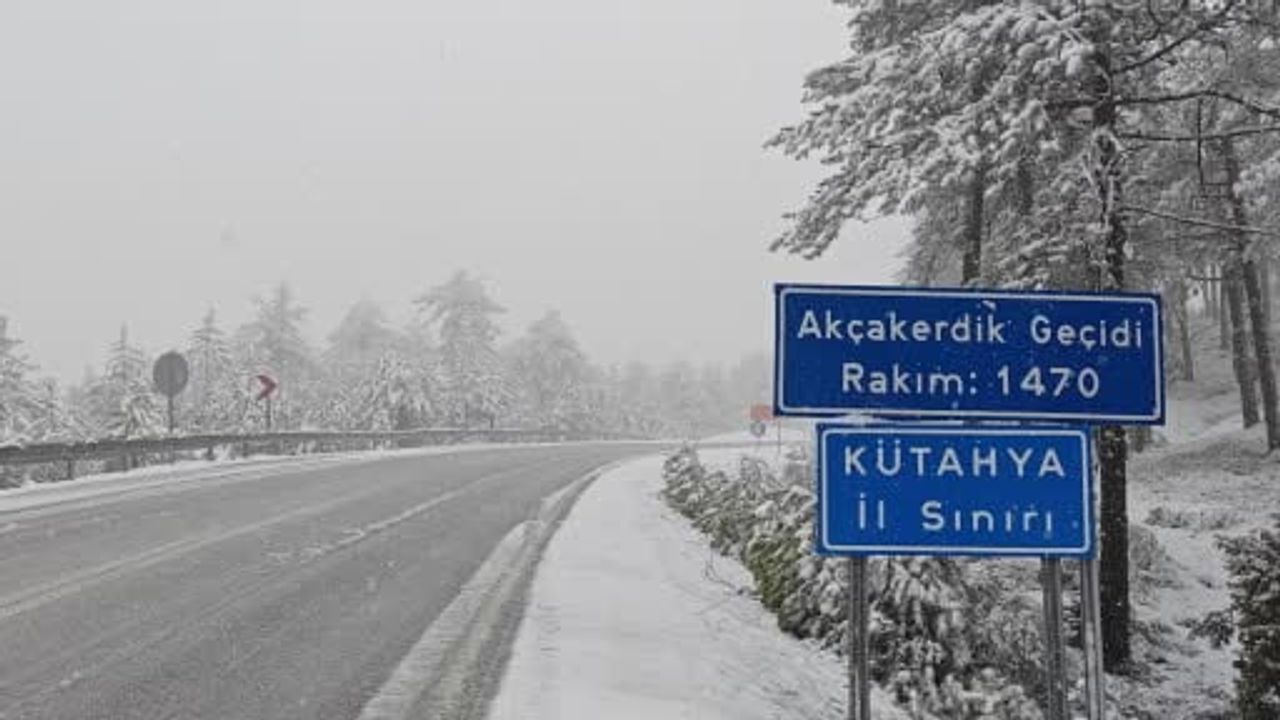 Demirci'de yüksek kesimlerde kar ve sis etkili: Görüş yer yer 20 metreye düştü