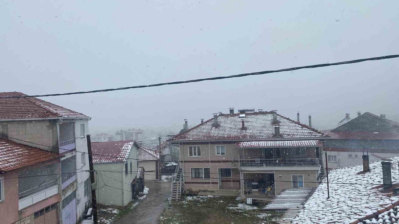 Demirci'nin yüksek kesimlerinde kar ve sis etkili; Akçakertik'te görüş 20 metreye düştü