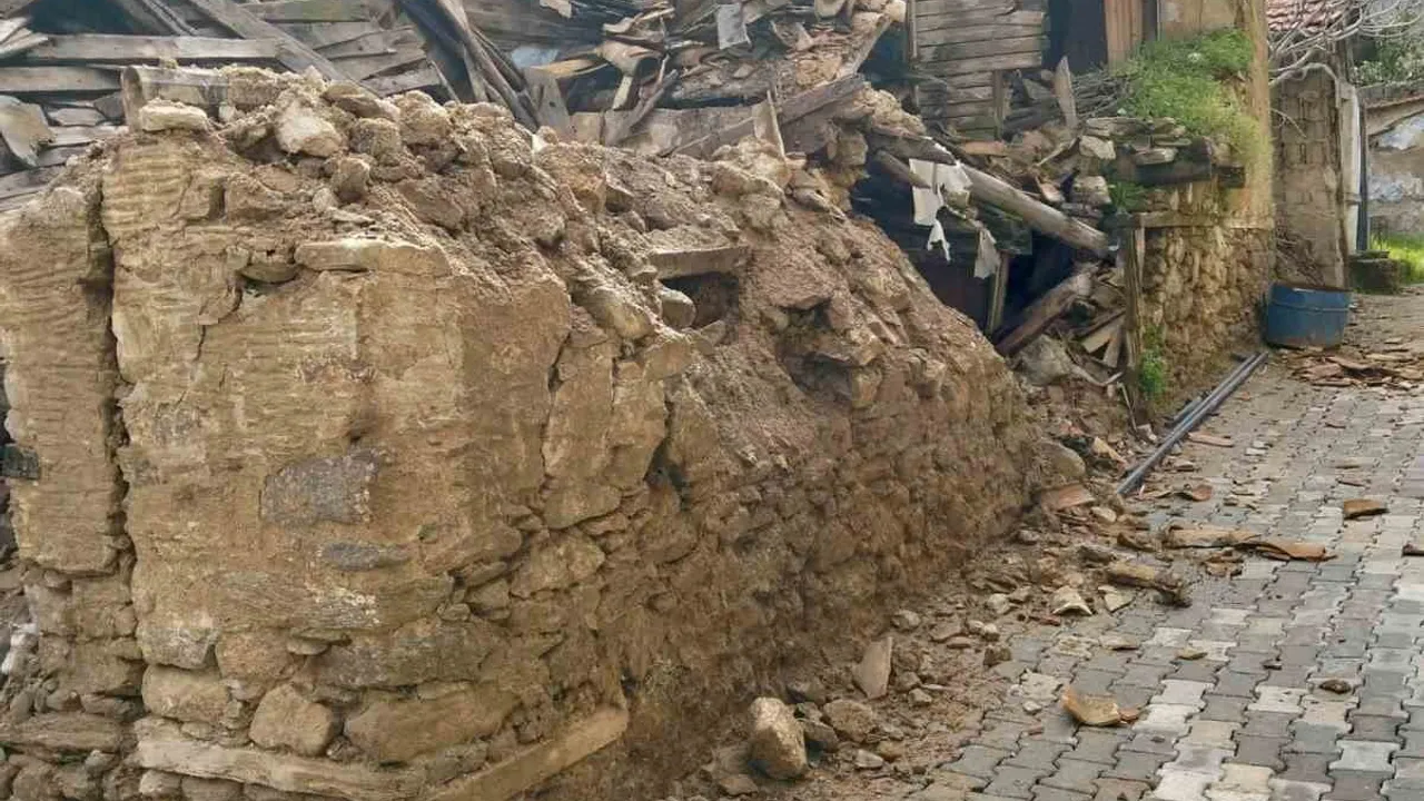 Denizli Buldan'da metruk evin bir bölümü çöktü