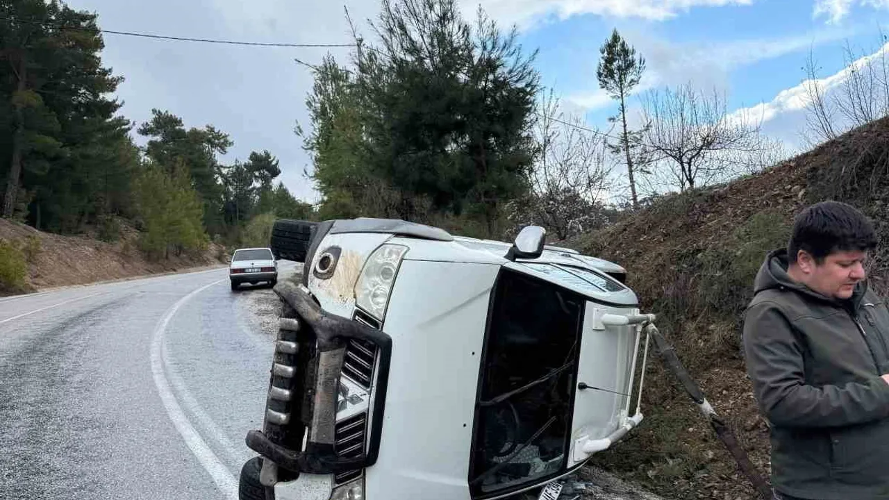 Denizli Çameli'de yağmur sonrası kayganlaşan yolda 20 AAF 334 plakalı pikap devrildi