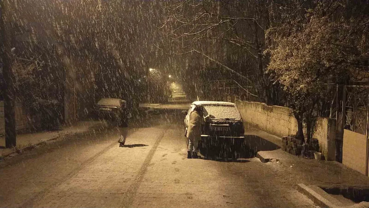 Denizli’de bahar karı: Yüksek ilçeler beyaza büründü, sürücüler yolda kaldı