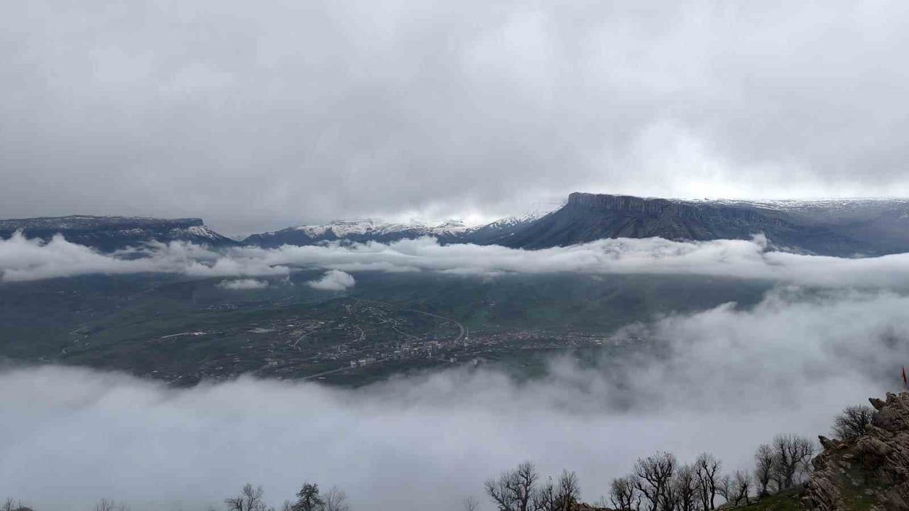 Derecik'te dağları örten sis, bahar manzaraları oluşturdu