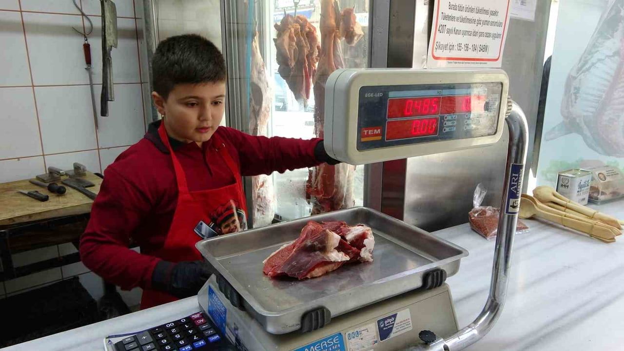Dernekpazarı’nın 'Junior Kasap'ı: 10 yaşındaki Melih Cansız hem okul hem dükkanda ilgi çekiyor