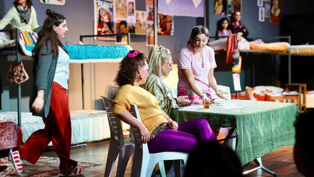 Didim'de 'Kadın Kadına Özgürlük' Oyunu Dünya Tiyatro Günü'nde Yoğun İlgi Gördü