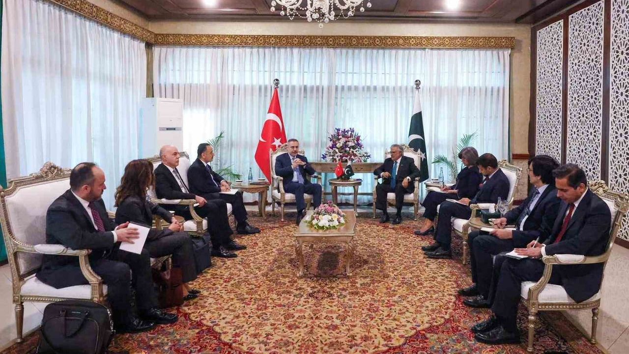 Dışişleri Bakanı Fidan, İslamabad'da Pakistanlı Mevkidaşı Muhammed Ishaq Dar ile Görüştü