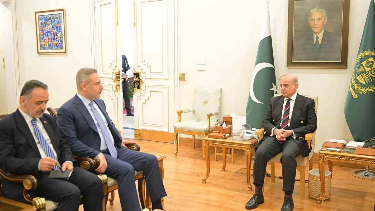 Dışişleri Bakanı Hakan Fidan, İslamabad'da Pakistan Başbakanı Şahbaz Şerif ile görüştü