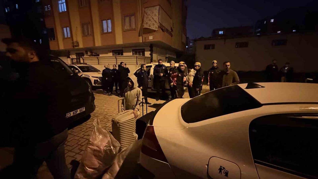 Diyarbakır Bağlar'da kolonlarında çatlama sesi duyulan bina tahliye edildi: 51 kişi tahliye edildi