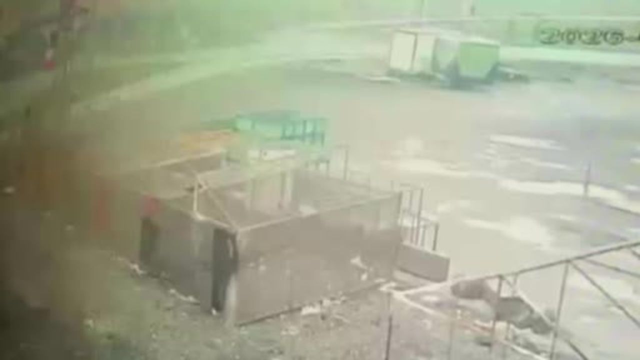 Diyarbakır Bağlar'da öğrenci servisi ile otomobil çarpıştı; 13'ü öğrenci 15 yaralandı