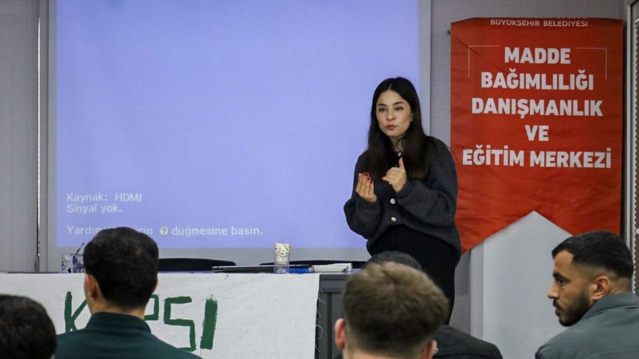 Diyarbakır Büyükşehir Belediyesi'nden Amedspor Taraftarlarına Bağımlılıkla Mücadele Eğitimi