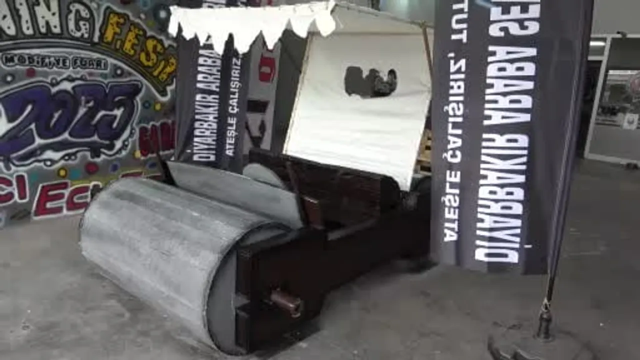 Diyarbakır'da modifiye tutkunları ayak gücüyle çalışan 'Taş Devri' ahşap araç üretti