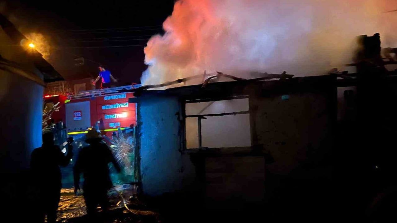 Düzce Avlayan'da kullanılmayan evde çıkan yangın itfaiye tarafından söndürüldü