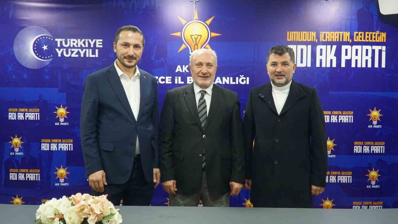 Düzce'de emekli eğitimciler AK Parti'ye katıldı