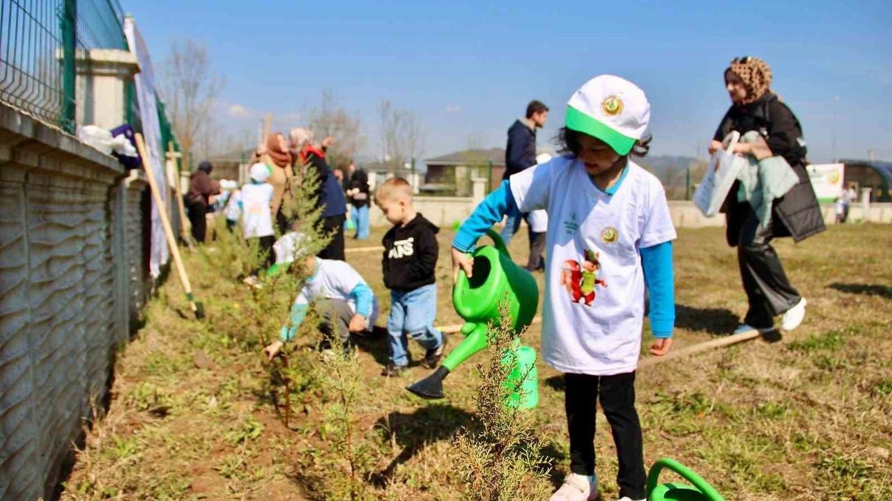 Düzce’de Yüzlerce Fidan Toprakla Buluştu: Orman Haftası’nda Öğrencilerle Fidan Dikimi