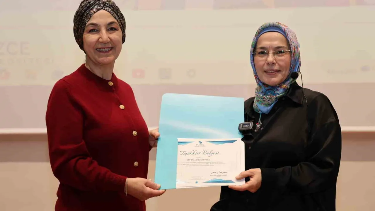 Düzce Üniversitesi'nde 'Bilge Kadın' Konferansı: Ayşe Duman, Beden Bilgeliği ve Toplumsal Cinsiyeti Ele Aldı