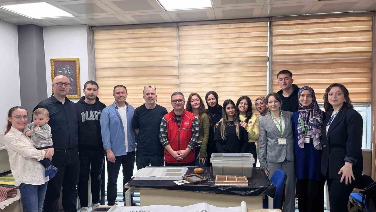 Düzce Üniversitesi'nde Uluslararası Sıfır Atık Günü: Atık Kağıtlar Sanata Dönüştü