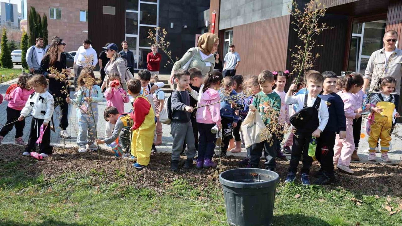 Düzce Üniversitesi Orman Haftası etkinliklerini Botanik Bahçesi'nde tamamladı