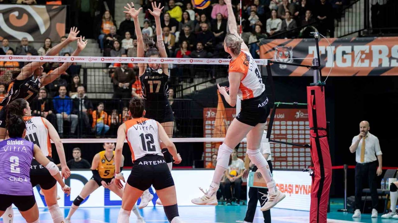 Eczacıbaşı Dynavit, Vodafone Sultanlar Ligi play-off yarı final ilk maçını 3-0 kaybetti