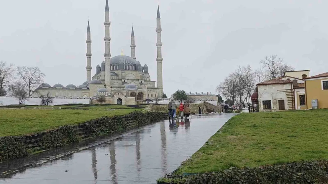 Edirne'de Pazar Yağmuru: Selimiye Camii'nde Kartpostallık Görüntüler