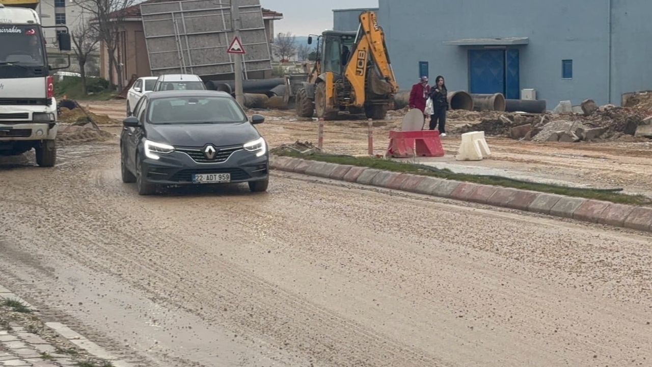 Edirne’de Uzun Süredir Onarılmayan Yollar Sürücü ve Yayaları Zorluyor