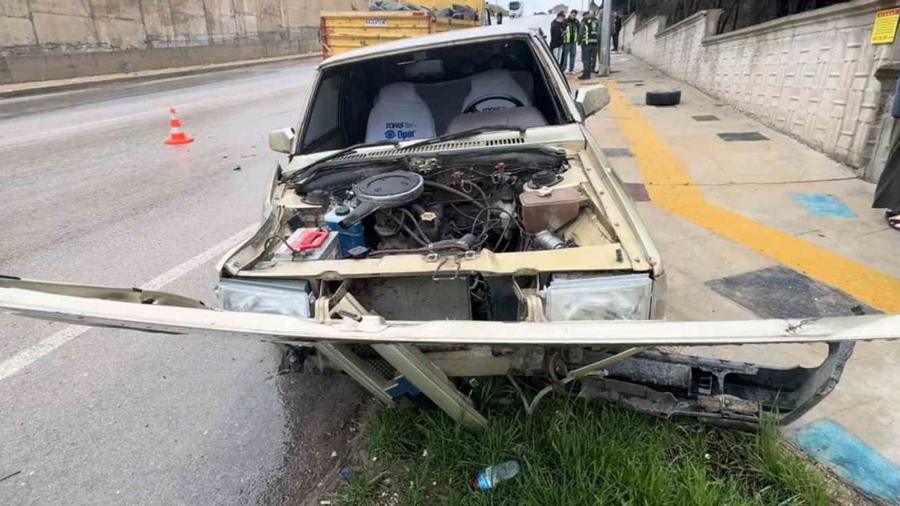 Edirne'de yağış nedeniyle direksiyon hakimiyeti kaybedilen Tofaş Doğan SLX elektrik direğine çarptı