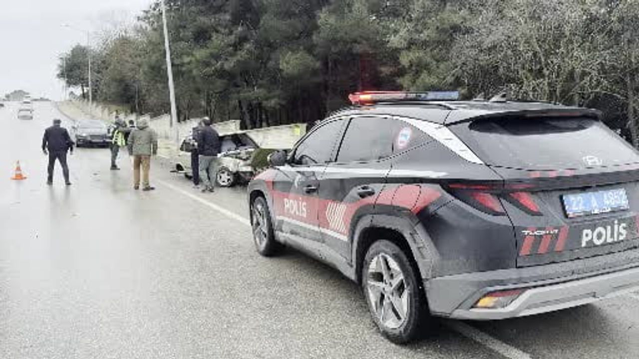 Edirne'de yağışta hakimiyetini kaybeden Tofaş Doğan SLX elektrik direğine çarptı