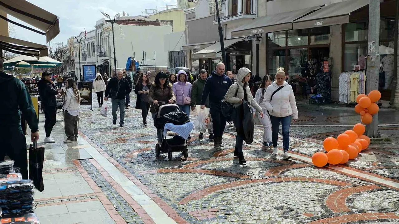 Edirne'de yağmura rağmen Saraçlar Caddesi'nde alışveriş yoğunluğu