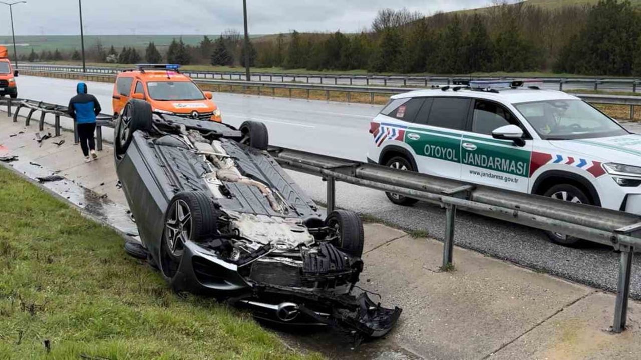 Edirne-Kırklareli Otoyolunda Yağış Sebebiyle Takla Atan Otomobilde Yaralanma Olmadı