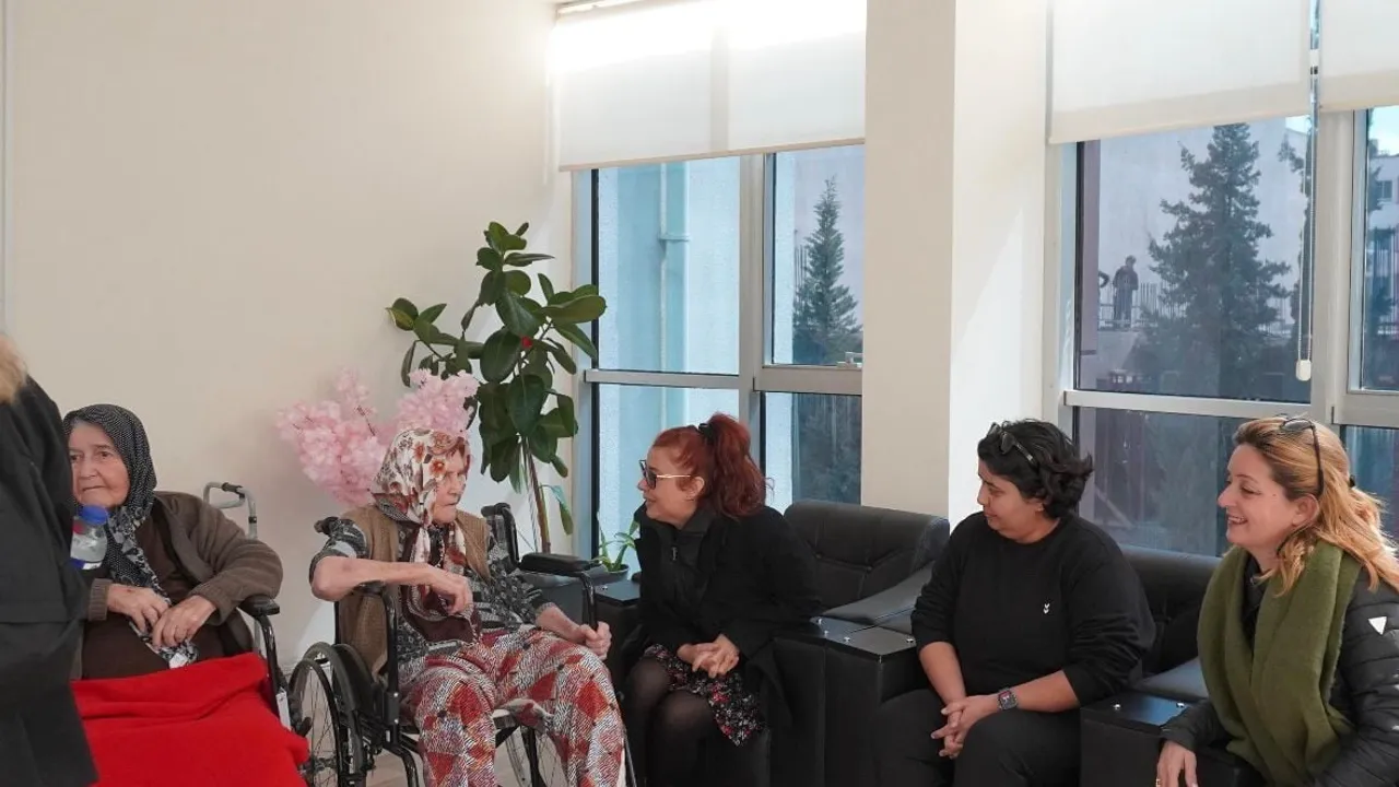 Edremit MYO öğrencileri huzurevini ziyaret etti: Zeytinyağı hediyesi ve dayanışma