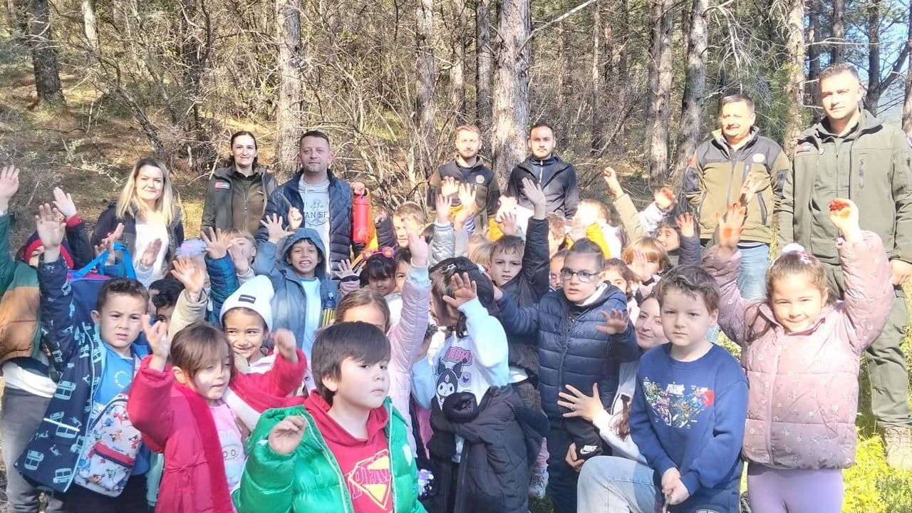Edremitli öğrenciler Kazdağları'ndaki Bal Ormanı'na fidan dikti