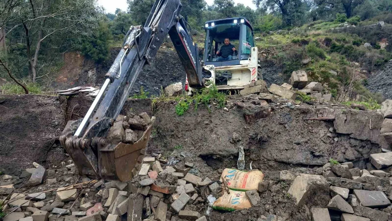 Efeler Belediyesi ekipleri Aşağı Kayacık ve Ambarcık yollarını yeniden ulaşıma açtı