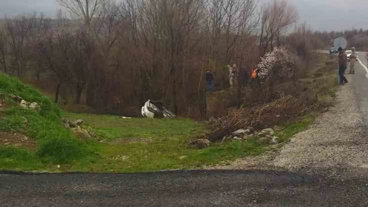Elazığ Arıcak'ta otomobil dereye uçtu: 3 kişi yaralandı