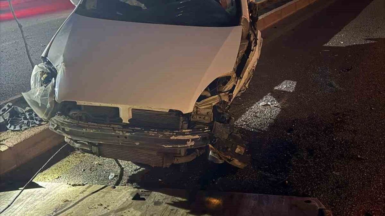 Elazığ’da Adnan Kahveci Bulvarı’nda otomobil yan yattı: 1 yaralı