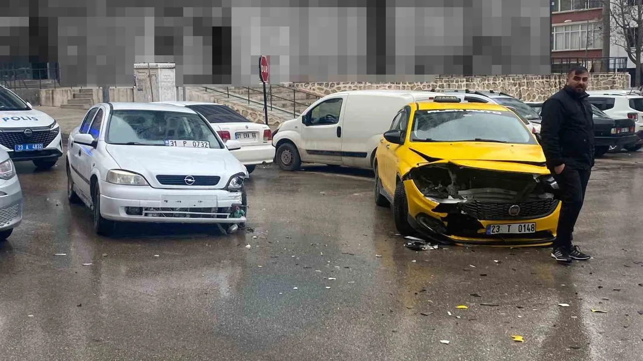 Elazığ'da iki otomobilin çarpışması: 2 kişi yaralandı