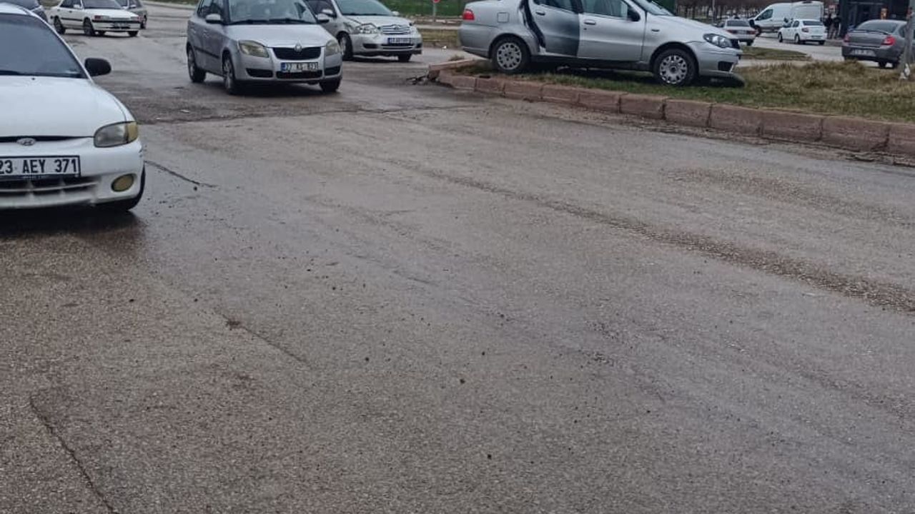 Elazığ’da İki Otomobilin Çarpışması: 3 Kişi Yaralandı