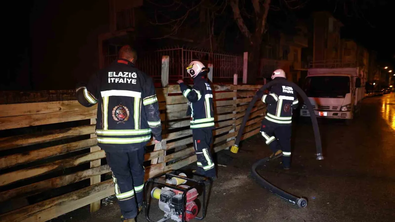 Elazığ'da inşaat temelinde biriken yağmur suyu itfaiye tarafından tahliye edildi