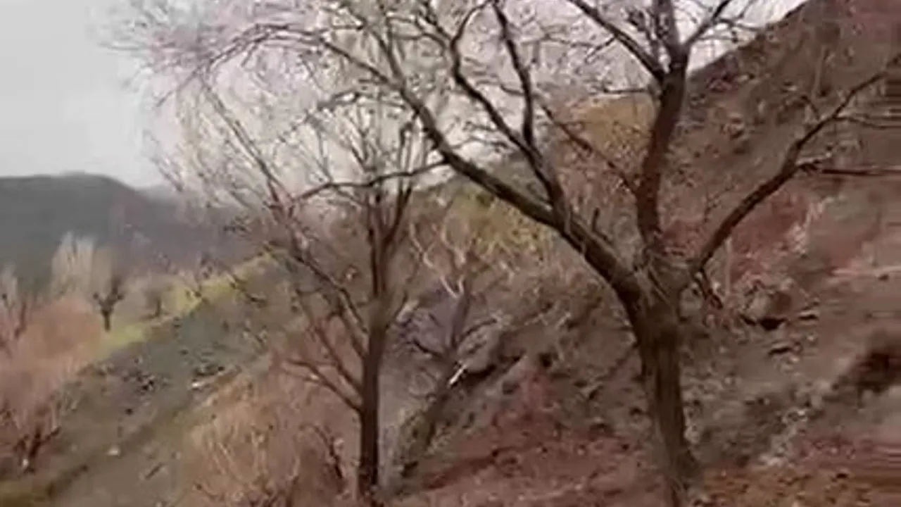 Elazığ'da Kambertepe Köyünde Toprak Kayması: Alternatif Yol Geçici Olarak Kapandı