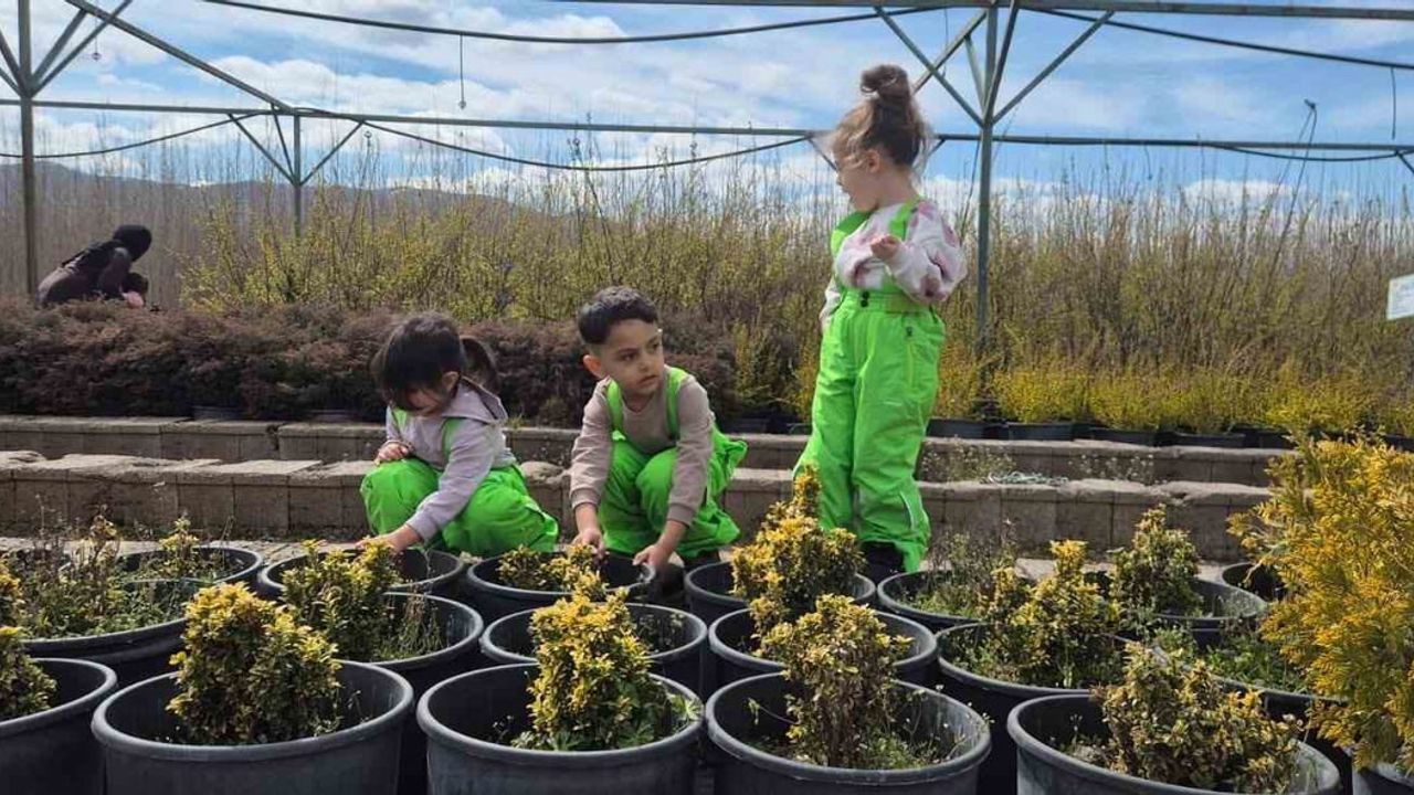 Elazığ’da minik öğrenciler Altınova Orman Fidanlık Şefliği’nde doğayla buluştu