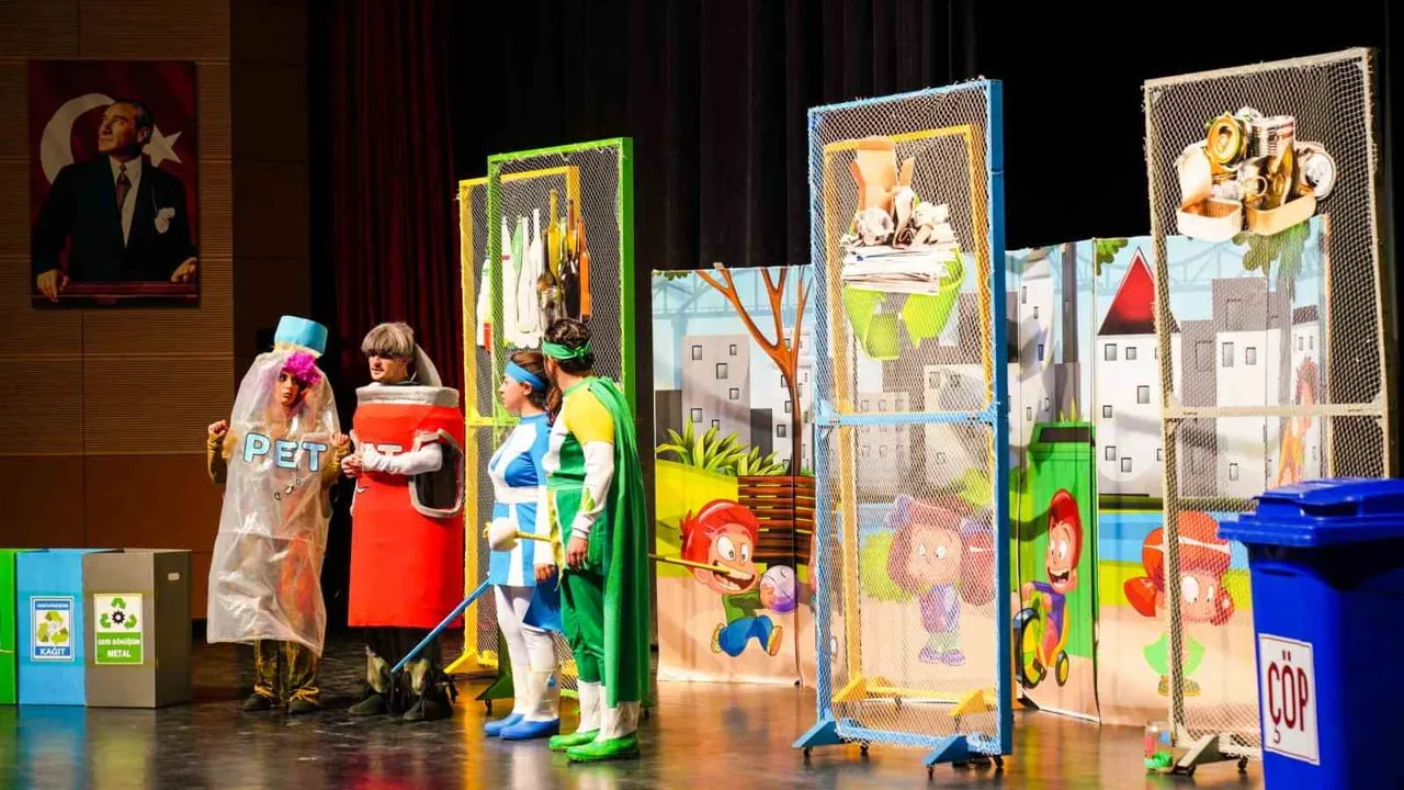 Erbaa'da Tiyatroyla Sıfır Atık Eğitimi: Çocuklara Geri Dönüşüm ve Kaynak Verimliliği Anlatıldı