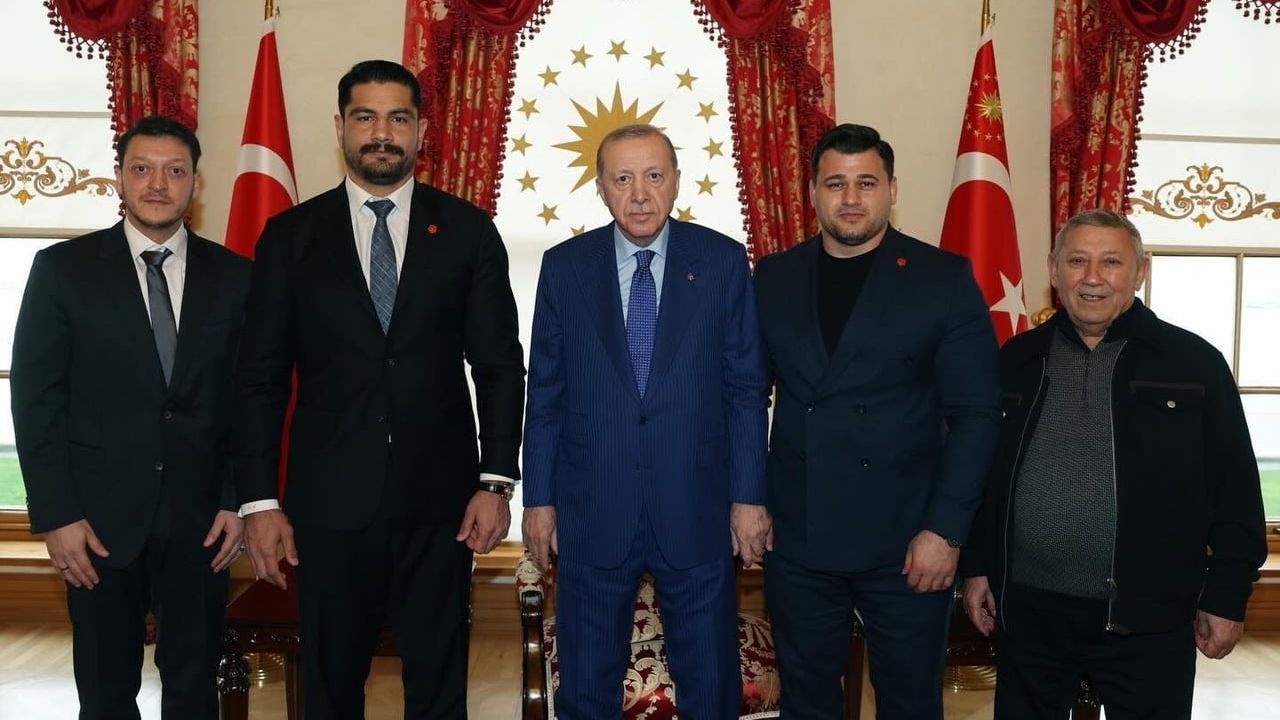 Erdoğan, Taha Akgül'ü Dolmabahçe'de kabul etti: Güreş tesisleri ve hedefler görüşüldü