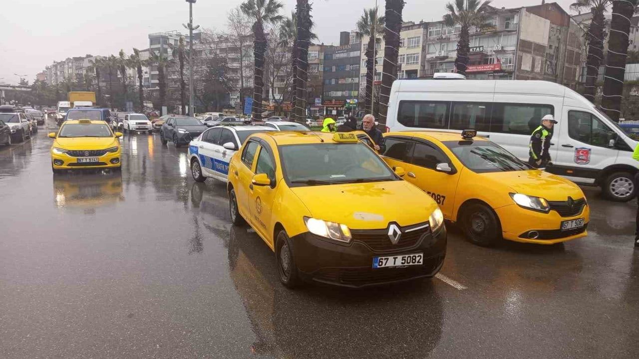 Ereğli'de trafik kazasında komiserin örnek davranışı: Yaralı kuryenin başında şemsiye tuttu
