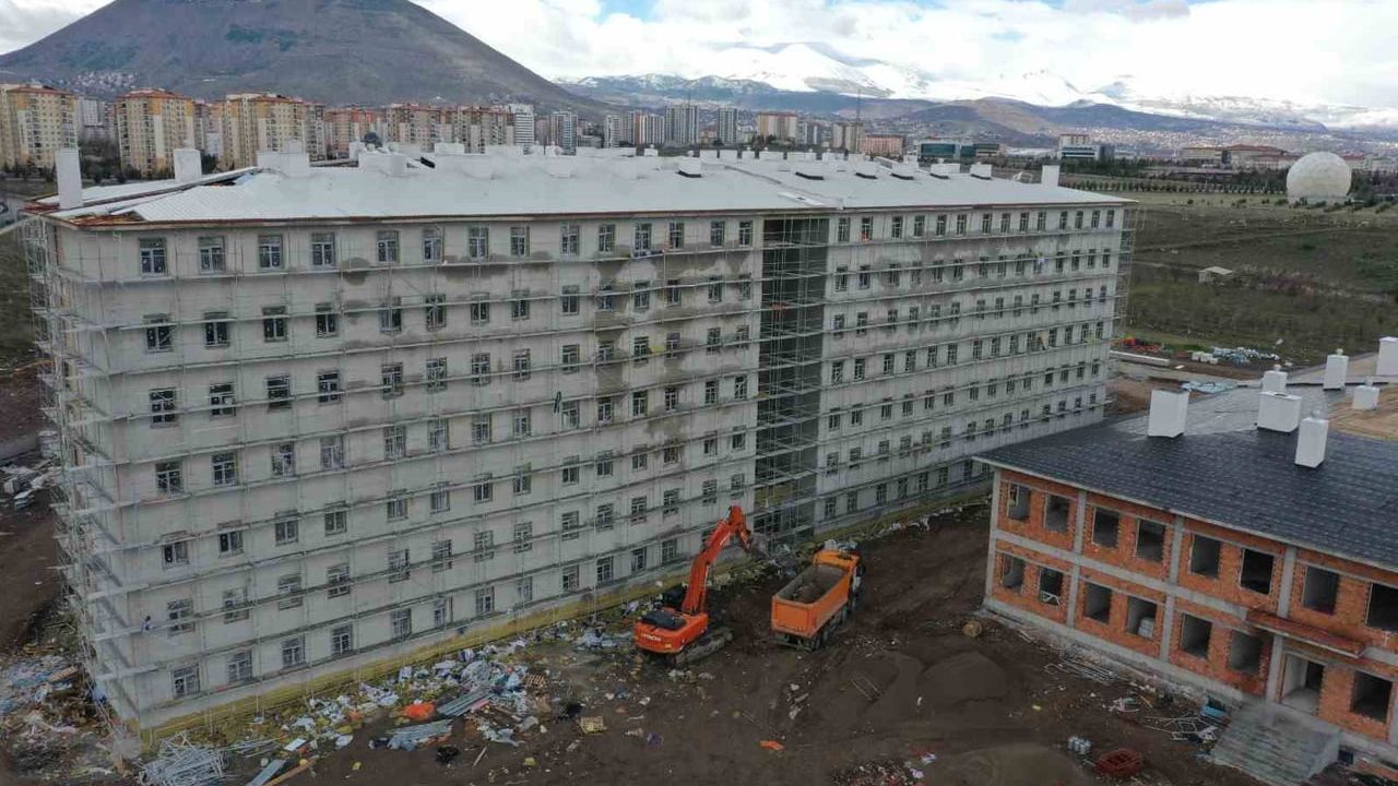 ERÜ kampüsünde 2 bin 800 kişilik yurtların inşaatı son aşamaya geldi