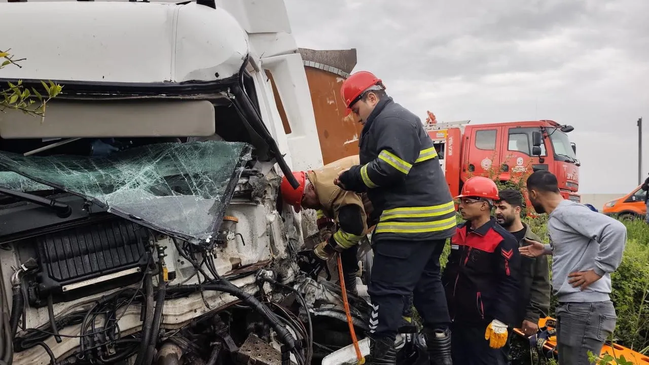 Erzin'de tanker E-5 karayolunda araçla çarpıştı, narenciye bahçesine uçtu