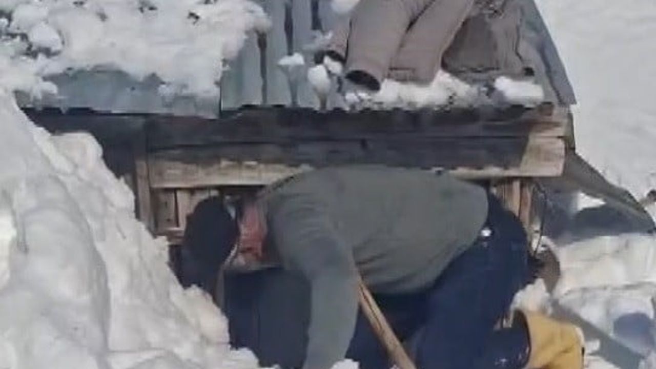 Erzincan Ağılözü Köyünde Bahar Hazırlığına Çıkanlar Metrelerce Karla Karşılaştı