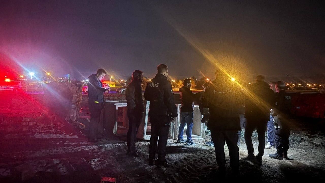 Erzincan Ulalar Beldesi'nde araç yangını: Müftülük personeli Mustafa Şimşek hayatını kaybetti