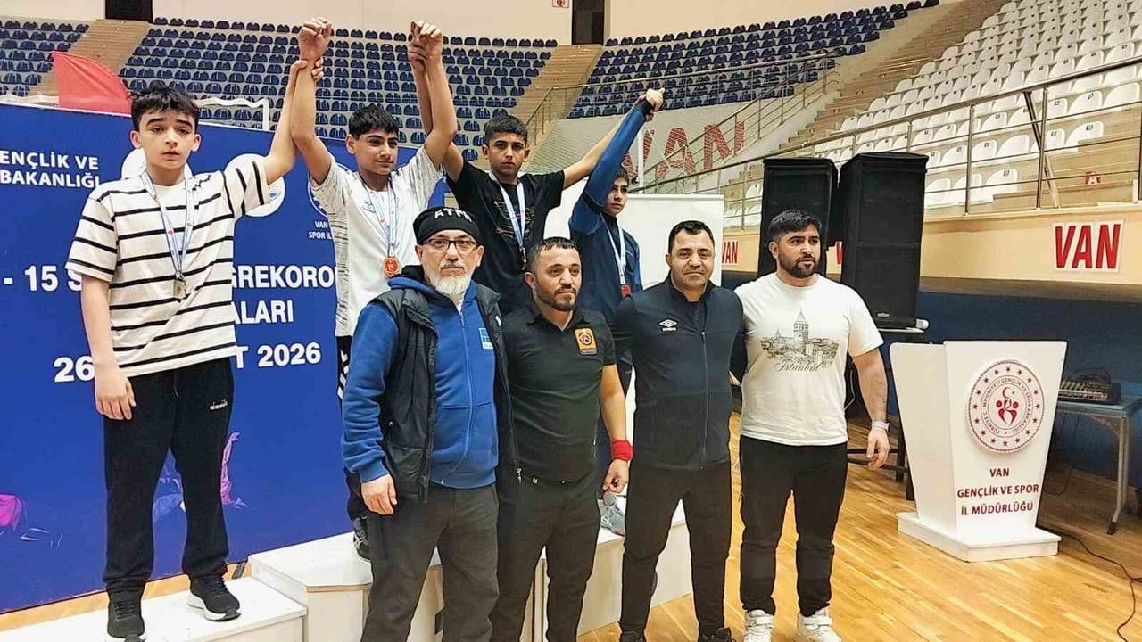 Erzincanlı güreşçiler Van'daki U15 Grekoromen Bölge Şampiyonası'ndan madalyalarla döndü
